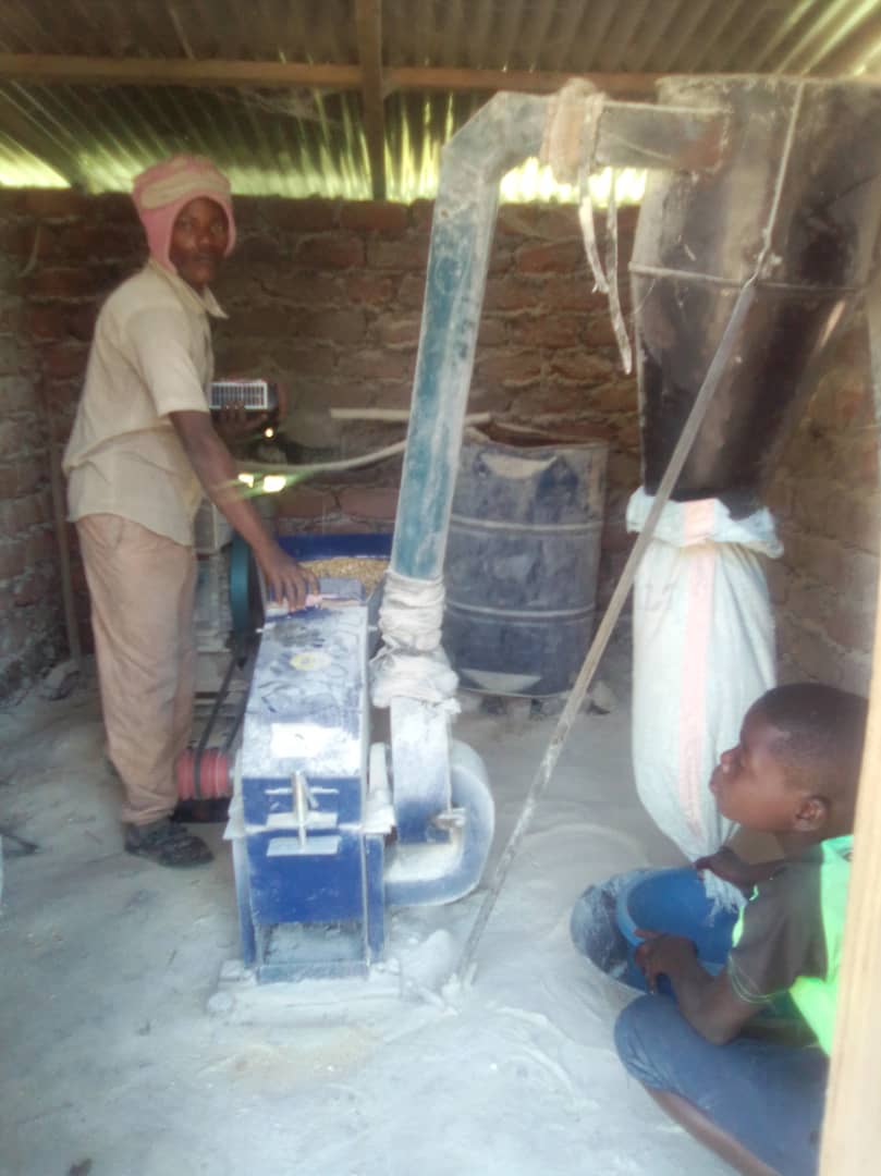 Lomami : Un député provincial met gratuitement des moulins à la disposition de sa base de Mwene-ditu